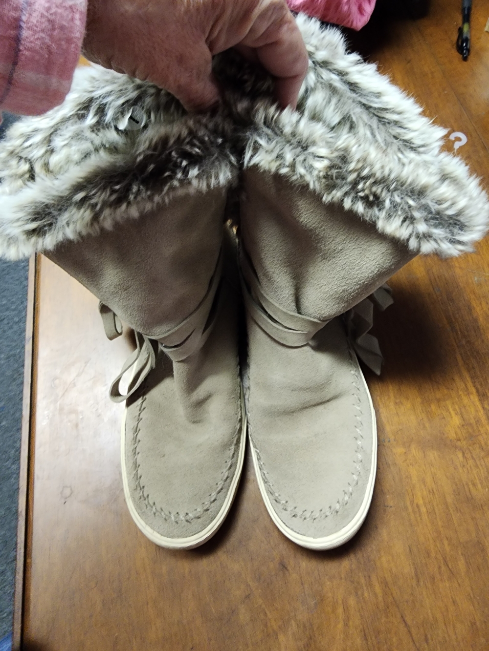Toms Sz 7 Taupe Faux-Fur Trim Suede Winter Boots